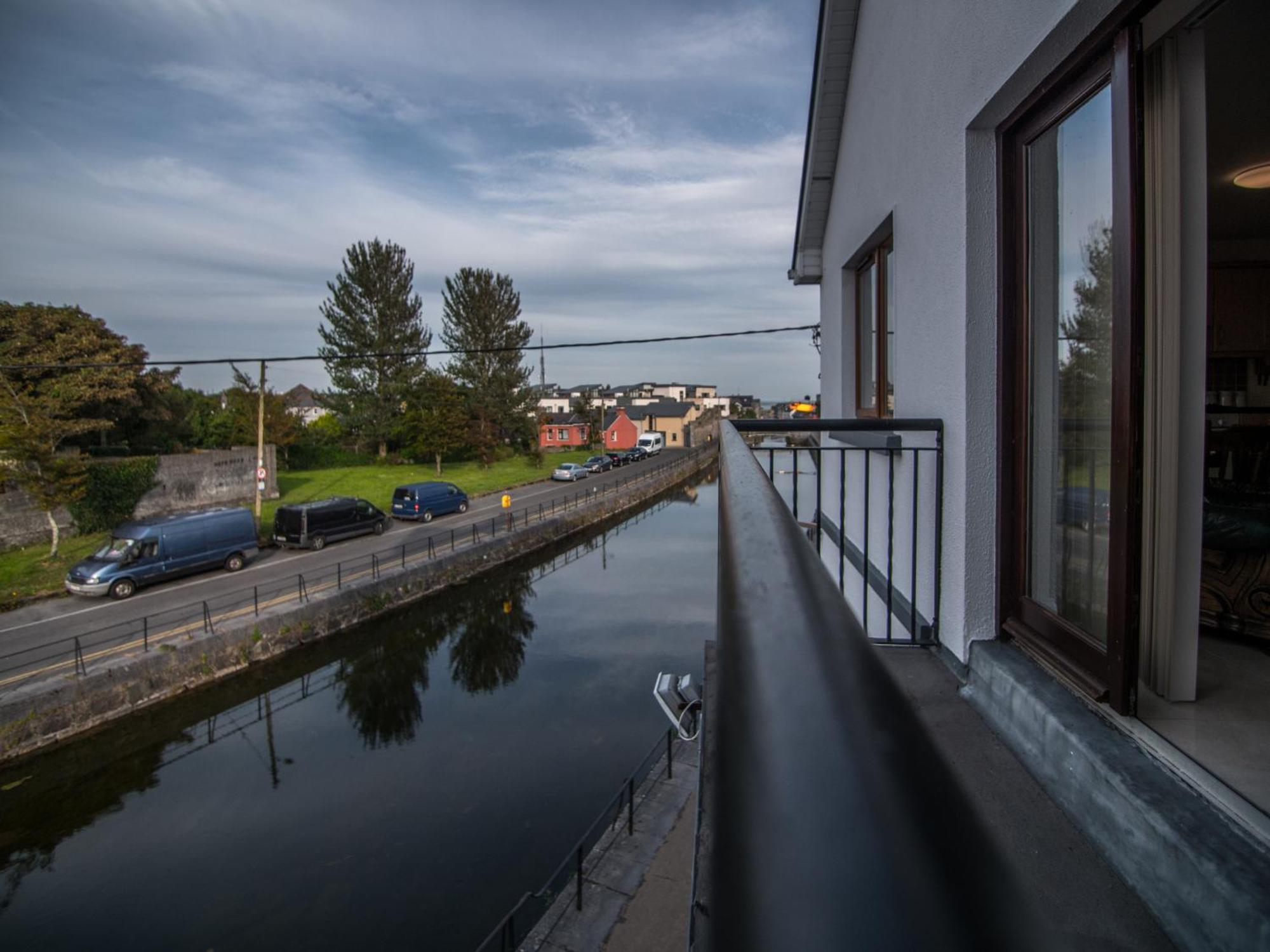 Donegan Court Aparthotel Galway Eksteriør bilde